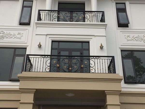 lan-can-ban-cong-sat-nghe-thuat-ve-dep-an-tuong-va-doc-dao