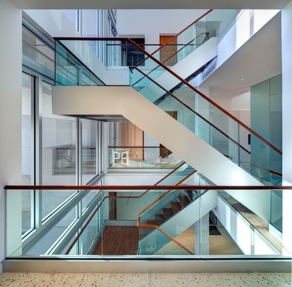 bao-gia-va-xem-70-mau-cau-thang-kinh-dep-khong-cuong-noi