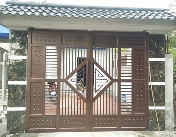 tong-hop-50-mau-cua-cong-sat-4-canh-hien-dai-dep-den-khong-ngo