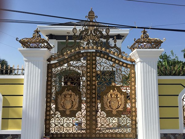 bao-gia-lam-cua-cong-sat-hang-rao-sat-gia-re-moi-nhat-2024