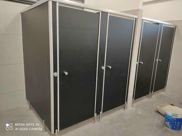 4-ly-do-nen-chon-tam-compact-hpl-lam-vach-ngan-ve-sinh