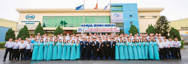 Đội ngũ các bộ công nhân viên công ty Nhựa Bình Minh
