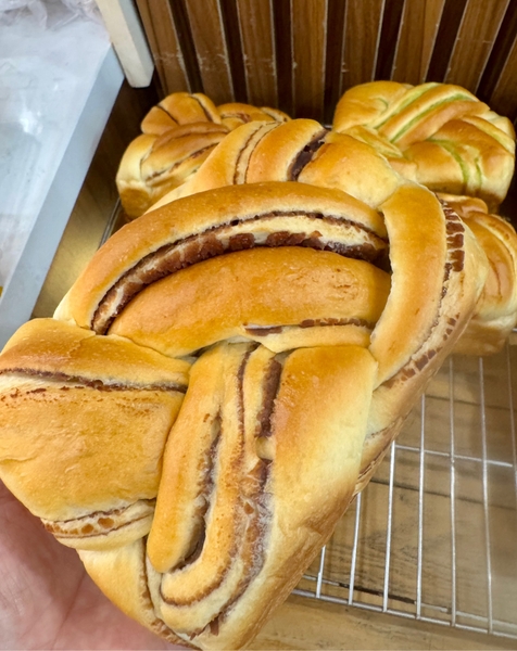 Bánh mì lá dứa, khoai môn, sầu