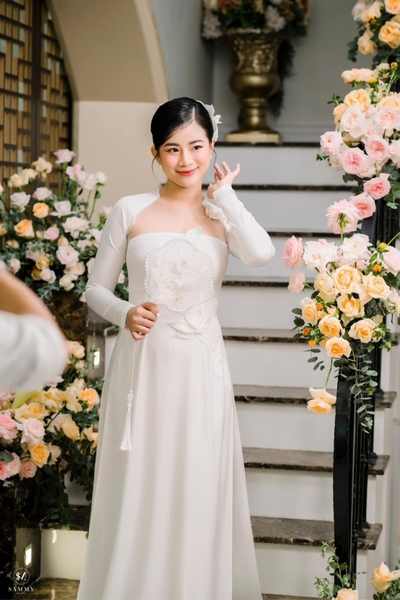 NÀNG BẢO MẪU THIÊN KIM XINH ĐẸP NGÚT NGÀN TRONG TÀ ÁO DÀI SEN TRẮNG NGỌC NHÀ SAMMY