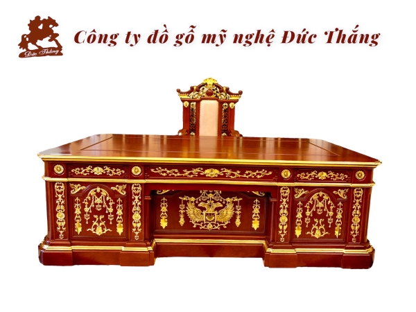 ban-lam-viec-dat-vang