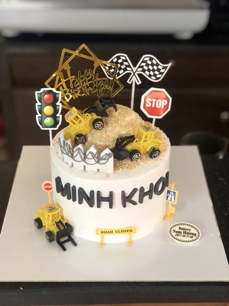 Bánh kem trang trí xe cẩu tông trắng hàng rào [MS: 0175]