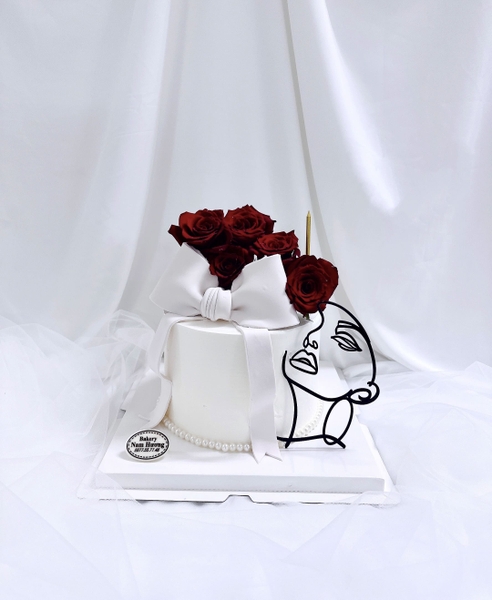Bánh tông trắng hoa hồng đỏ, mica cô gái, nơ trắng nặn fondant [MS250]