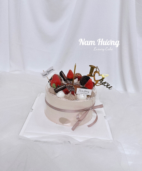 Bánh tông nâu trang trí Oreo, dâu tây, phủ cacao [MS253]