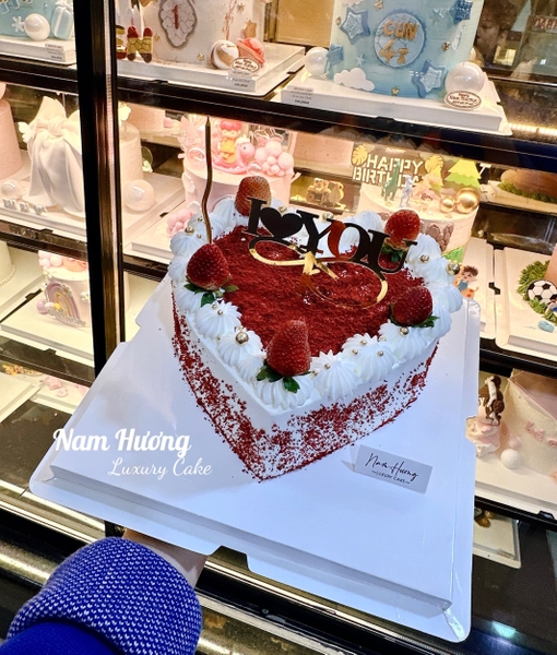 Bánh tim phủ bột Red Velvet toàn thân, decor dâu tây, mica i love you [MS254]