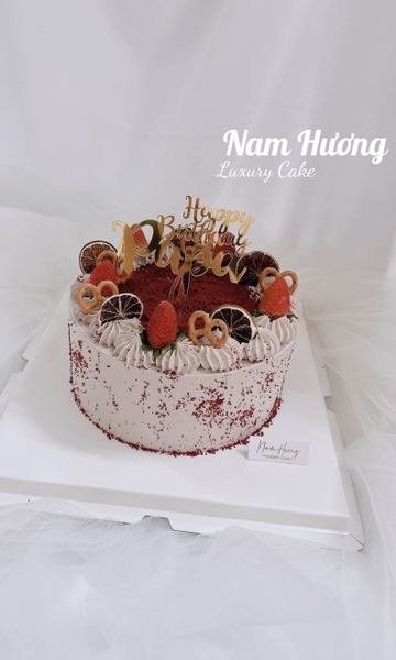 Bánh tông nâu phủ bột Red Velvet toàn thân, decor bánh quy dâu tây [MS257]