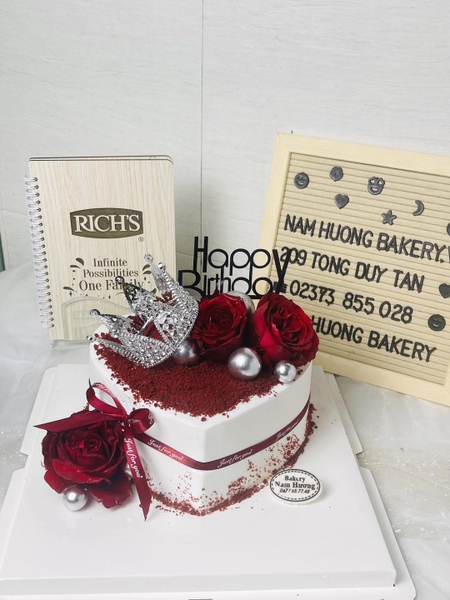 Bánh hình tim phủ bột redvelvet hoa hồng đỏ vương miện bạc [MS: 0239]