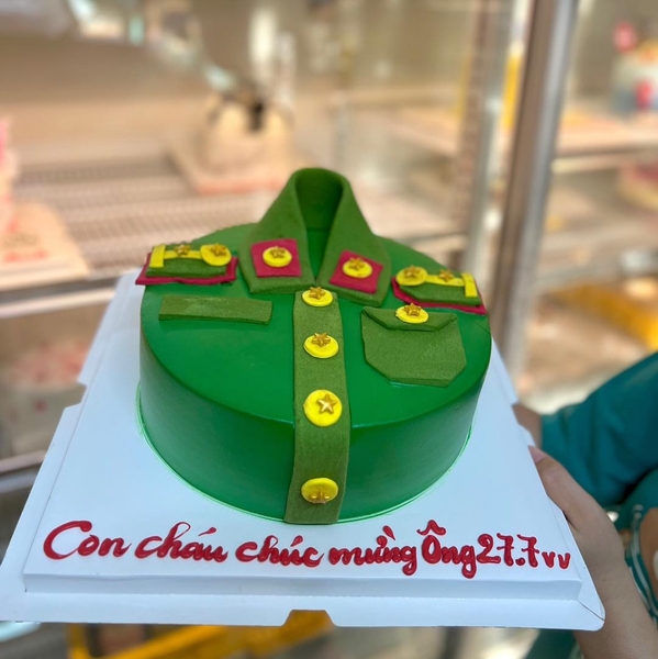 Bánh áo quân phục _Fondant [MS: 0218]