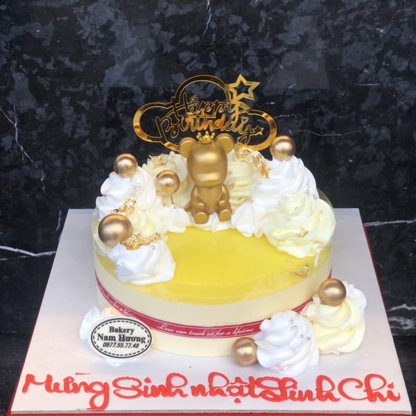 Bánh mousse chanh leo trang trí gấu bearbrick vàng sang chảnh [MS: 0030]