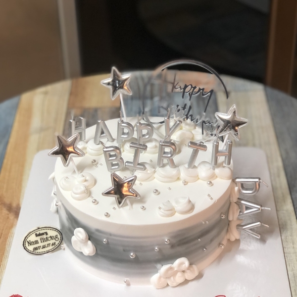 Bánh kem tông trắng xám gắn nến Happy Birthday tim bạc [MS: 0114]