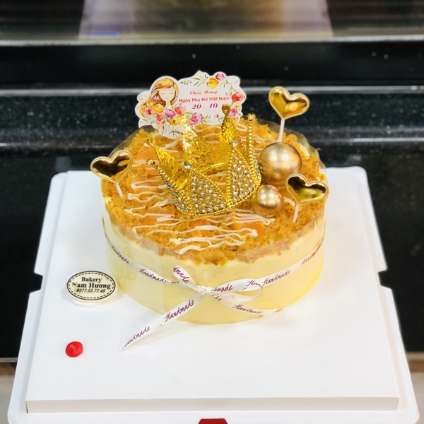 Bánh sinh nhật bông lan trứng muối vương miện 6 cánh vàng [MS: 0130]