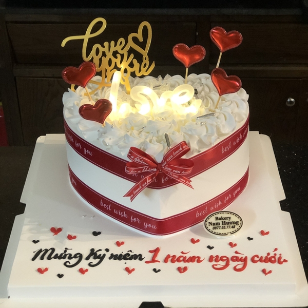 Bánh hình tim đèn led chữ love ruy băng đỏ cho ngày kỷ niệm[MS: 0113]
