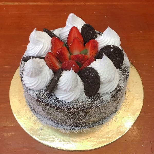 Bánh kem phủ Socola trang trí Dâu tây Oreo bông tuyết  [MS: 0187]