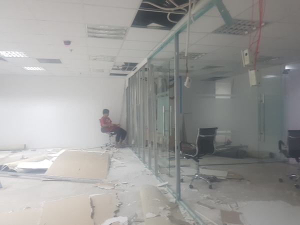 Hình ảnh thi công tháo dỡ công trình văn phòng quận 4