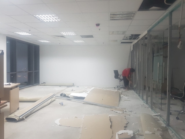 Hình ảnh thi công tháo dỡ công trình văn phòng quận 4