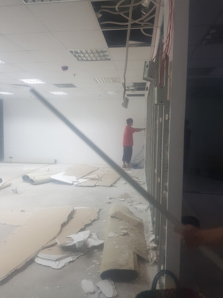 Hình ảnh thi công tháo dỡ công trình văn phòng quận 4