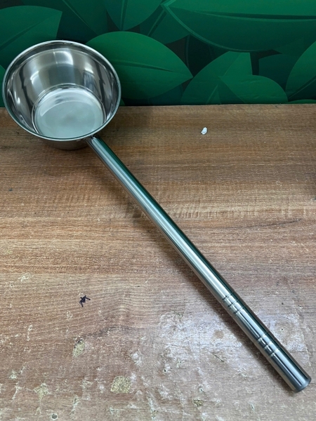 Gáo inox cán dài phi 18cm
