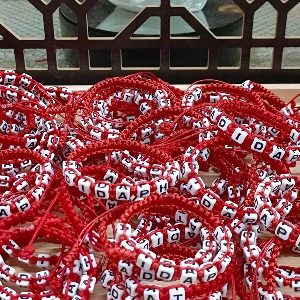 Vòng tay HandMade chỉ đỏ may mắn đính đá hoa nhiều màu