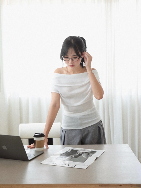 Seleen, Áo thun giấy mỏng ngắn tay vai trễ ngang thiết kế lưng đổ, WT0147