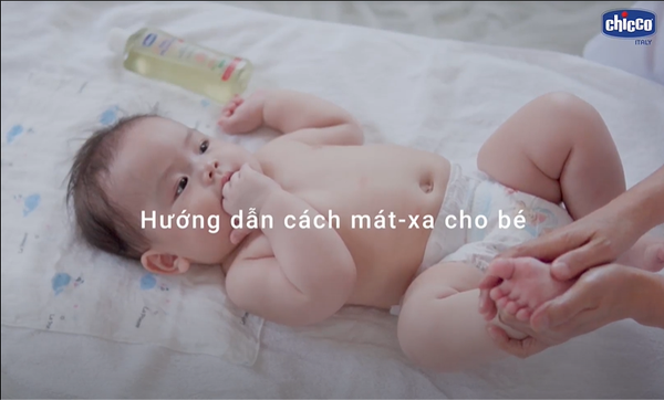 Mát-xa cho bé đúng cách theo hướng dẫn từ Chuyên gia