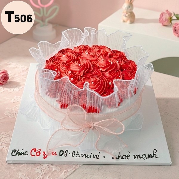 Bánh kem 8/3 T506 bó hoa hồng đỏ rực rỡ bọc voan lộng lẫy
