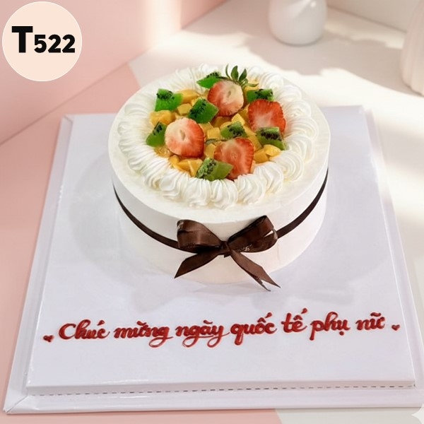 Bánh kem 8/3 T522 thắt nơ nâu cổ điển decor dâu tây và kiwi