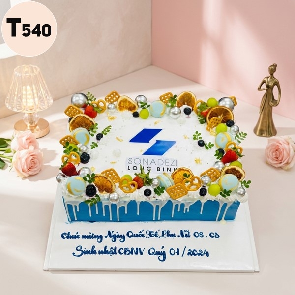 Bánh kem 8/3 T540 trang trí trái cây và Macaron sang chảnh