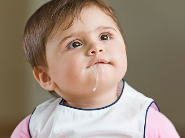 TRẺ BỊ NÔN TRỚ, ỌC SỮA SAU KHI BÚ: NGUYÊN NHÂN VÀ CÁCH KHẮC PHỤC