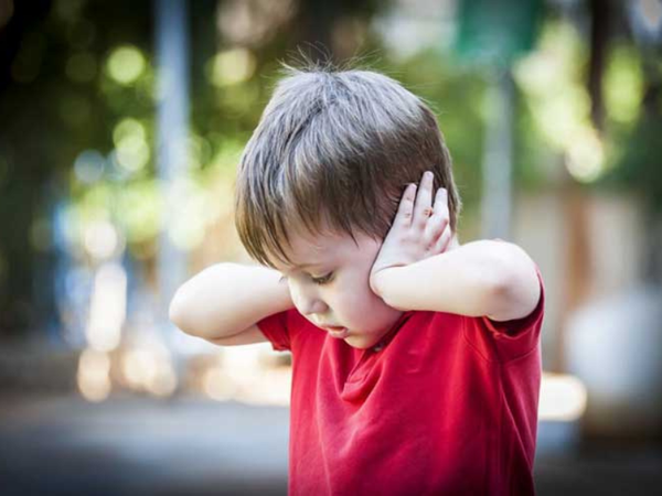 9 DẤU HIỆU GIÚP BA MẸ NHẬN BIẾT TRẺ TỰ KỶ.