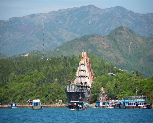 TOUR ĐẢO - BAR  NỔI TRÊN BIỂN  (Tour Tàu Gỗ Truyền Thống)