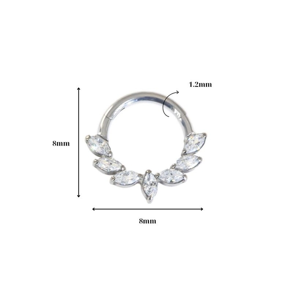 Khuyên tròn Titan F136 vương miệng đá trắng