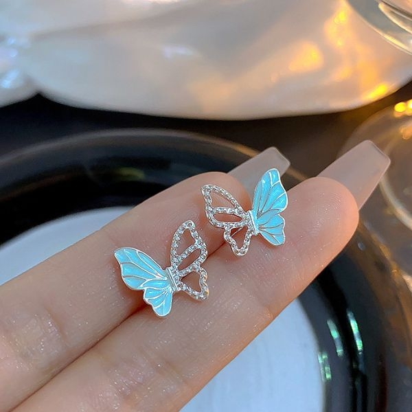 Khuyên thẳng con bướm màu xanh