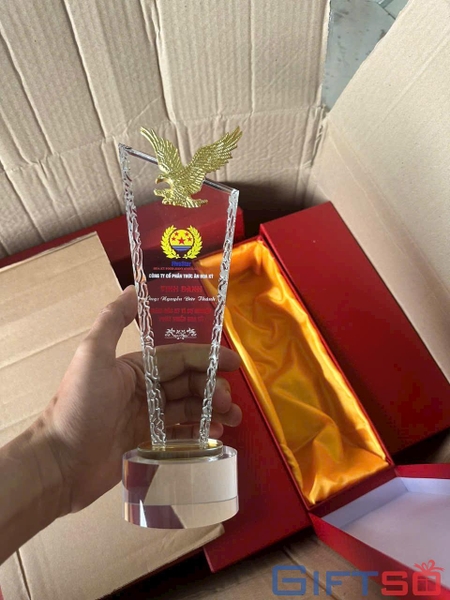 Cúp Pha Lê In Logo – Giải Pháp Quà Tặng Vinh Danh Cho Doanh Nghiệp