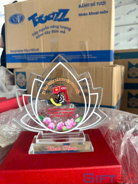 Cúp Pha Lê In Logo – Giải Pháp Quà Tặng Vinh Danh Cho Doanh Nghiệp