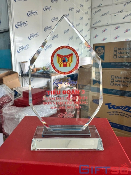 Cúp Pha Lê In Logo – Giải Pháp Quà Tặng Vinh Danh Cho Doanh Nghiệp