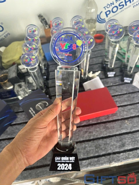 Cúp Pha Lê In Logo – Giải Pháp Quà Tặng Vinh Danh Cho Doanh Nghiệp