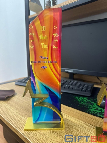 Cúp Pha Lê In Logo – Giải Pháp Quà Tặng Vinh Danh Cho Doanh Nghiệp