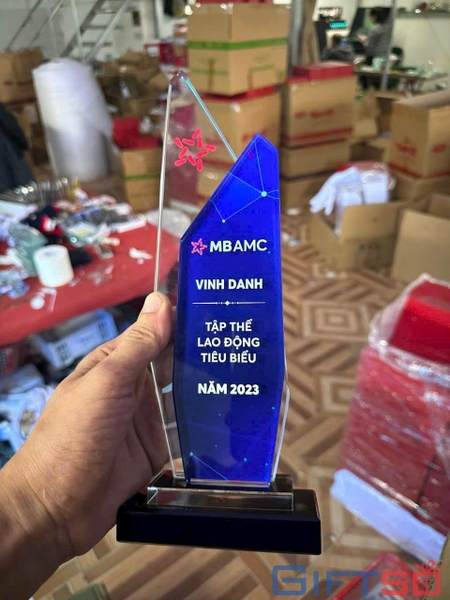 Cúp Pha Lê In Logo – Giải Pháp Quà Tặng Vinh Danh Cho Doanh Nghiệp