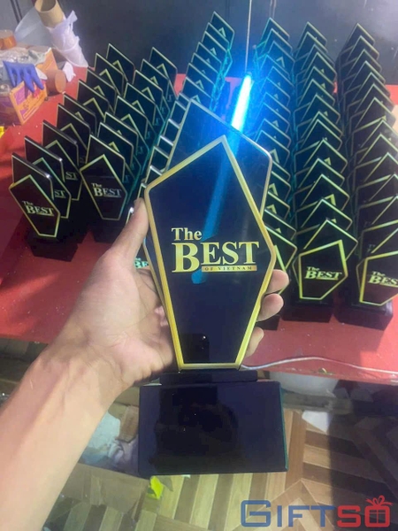 Cúp Pha Lê In Logo – Giải Pháp Quà Tặng Vinh Danh Cho Doanh Nghiệp