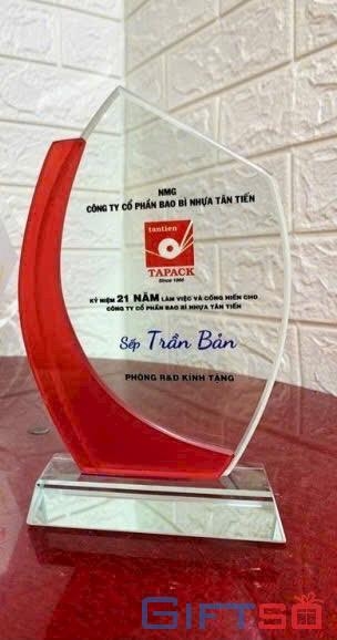 Cúp Pha Lê In Logo – Giải Pháp Quà Tặng Vinh Danh Cho Doanh Nghiệp