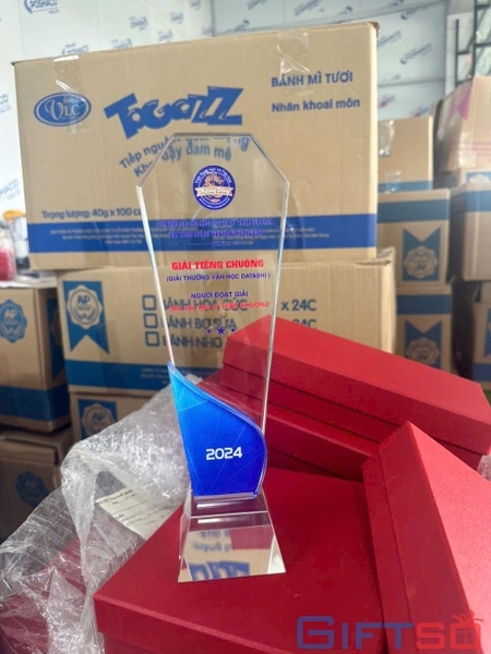 Cúp Pha Lê In Logo – Giải Pháp Quà Tặng Vinh Danh Cho Doanh Nghiệp