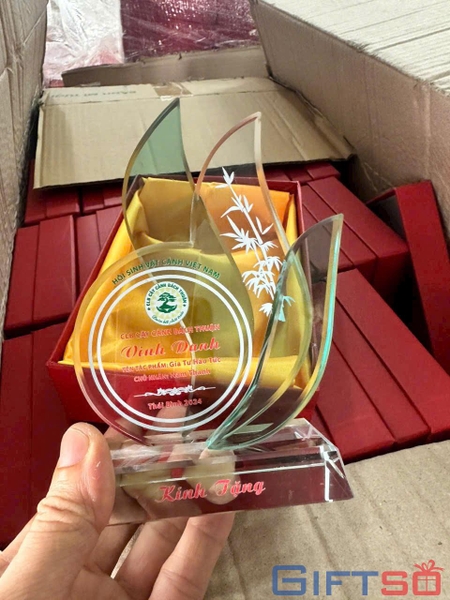 Cúp Pha Lê In Logo – Giải Pháp Quà Tặng Vinh Danh Cho Doanh Nghiệp