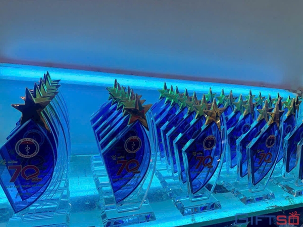 Cúp Pha Lê In Logo – Giải Pháp Quà Tặng Vinh Danh Cho Doanh Nghiệp