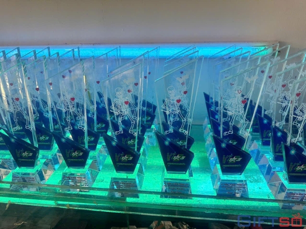 Cúp Pha Lê In Logo – Giải Pháp Quà Tặng Vinh Danh Cho Doanh Nghiệp