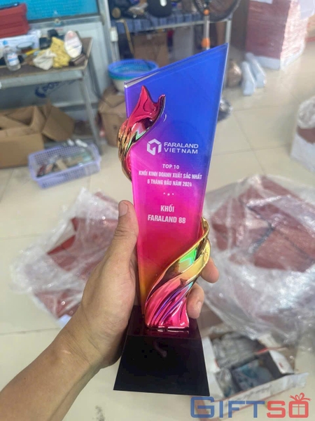 Cúp Pha Lê In Logo – Giải Pháp Quà Tặng Vinh Danh Cho Doanh Nghiệp