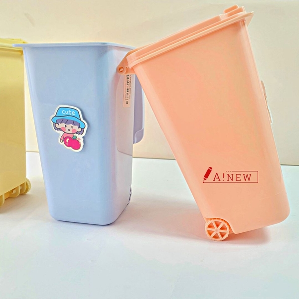HỘP CẮM BÚT HÌNH THÙNG RÁC MINI DỄ THƯƠNG  / KÈM BÁNH XE DI CHUYỂN / GẮN CHARM / THÙNG RÁC MINI